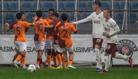 Galatasaray feirer Baran Demiroguglus mål, Galatasaray 1-0 MUFC, U19, 29. november 2023.