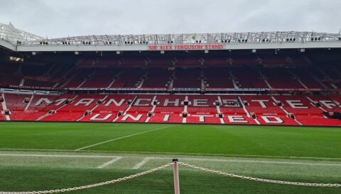 DUGOUT: Bildet er tatt under omvisning på Old Trafford, rett foran innbytterbenkene. Old Trafford fra 'dugout'.