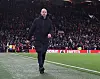 Erik ten Hag går mot plassen sin, med Stretford End i bakgrunnen. 6. desember 2023.