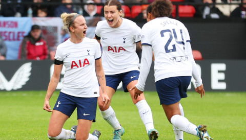 Martha Thomas jubler med Tottenham-lagvenninner etter å ha scoret det ene av sine tre mål mot Aston Villa, 21. oktober 2023.