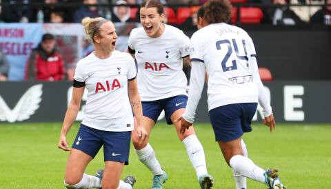 HAR IMPONERT FOR SPURS: Martha Thomas (t.v.). Martha Thomas jubler med Tottenham-lagvenninner etter å ha scoret det ene av sine tre mål mot Aston Villa, 21. oktober 2023.