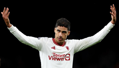 SOLID: ... men Raphaël Varane er ikke den eneste som får ros av Erik ten Hag etter Liverpool-kampen.