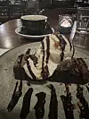 Brownie-dessert på Sam's Chop House i Manchester.