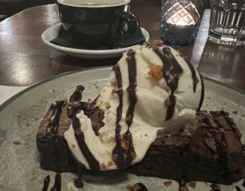 Brownie-dessert på Sam's Chop House i Manchester.