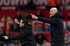 Unai Emery og Erik ten Hag peker og dirigerer på sidelinjen, United 3-2 Aston Villa, 26. desember 2023.