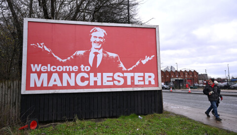 Et billboard med 'Welcome to MANCHESTER' og et bilde av Sir Jim Ratcliffe, 9. desember 2023.