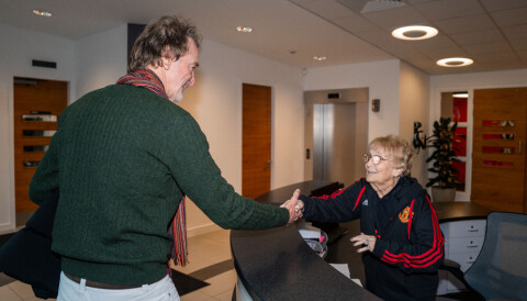 PÅ CARRINGTON DENNE UKA: Sir Jim Ratcliffe hilser på Kath Phipps i Carrington-resepsjonen. Sir Jim Ratcliffe hilser på legendariske Kath Phipps i Carrington-resepsjonen.