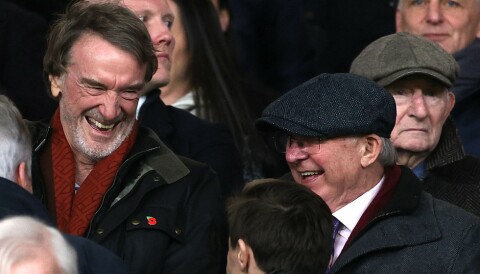 Ratcliffe og INEOS har fått grønt lys fra Det engelske fotballforbundet (FA) Sir Jim Ratcliffe og Sir Alex Ferguson på tribunen før Manchester United-Tottenham, 14. januar 2024.