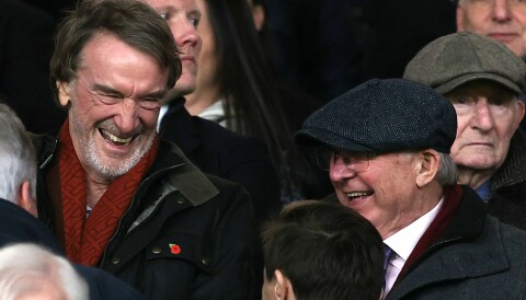 Sir Jim Ratcliffe og Sir Alex Ferguson på tribunen før Manchester United-Tottenham, 14. januar 2024.