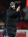 Erik ten Hag applauderer fansen etter 2-2 mot Tottenham, 14. januar 2024.