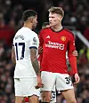 Cristian Romero og Scott McTominay småkrangler, United 2-2 Tottenham, 14. januar 2024.