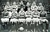 United 1946/47: Bak f.v.: Jack Warner, Joe Walton, Jimmy Collinson, Johnny Hanlon, Billy McGlen, Henry Cockburn.
Foran: Jimmy Delaney, Johnny Morris, Jack Rowley, Stan Pearson, Charlie Mitten, Allenby Chilton.