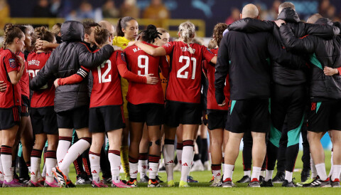 Manchester United Women i en 'huddle' etter City 2-1 United i ligacupen, 24. januar 2024.