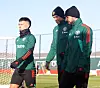 Martinez, Varane og Fernandes ankommer treningsfeltet.