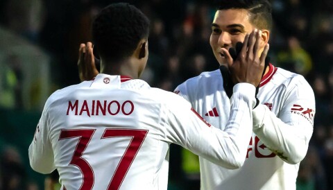 GRATULERES AV CASEMIRO: Kobbie Mainoo. Kobbie Mainoo og Casemiro etter førstnevntes mål mot Newport, 28. januar 2024.