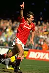 Bryan Robson feirer etter scoring mot Oldham i FA-cupsemifinalen i 1990.