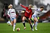 Lisa Fjeldstad Naalsund i duell med Aston Villa Women-spillerne Laura Blindkilde og Rachel Corsie. 28. januar 2024.