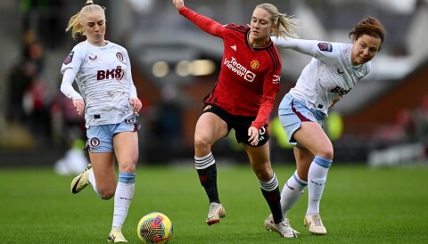 Lisa Fjeldstad Naalsund i duell med Aston Villa Women-spillerne Laura Blindkilde og Rachel Corsie. 28. januar 2024.