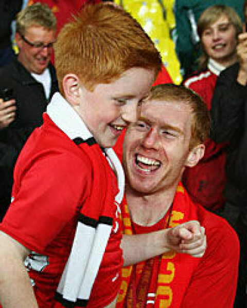 SUKSESSRIK: Her feirer Scholes Champions League-seieren med sin sønn i 2008.