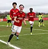 Louis Jackson feirer Uniteds fjerde mål mot Arsenals U18-lag. I bakgrunnen: Ethan Wheatley og Victor Musa. 3. februar 2024.