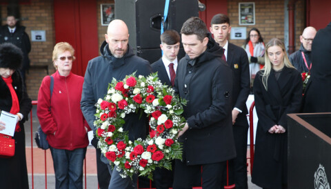 Erik ten Hag og Marc Skinner legger ned en krans til minne for ofrene etter München-tragedien i 1958.