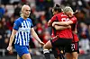 Maria Thorisdottir (Brighton) ved siden av de jublende United-spillerne Nikita Parris, Geyse og Millie Turner.