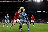 Ezri Konsa i duell med Rasmus Højlund på Old Trafford.