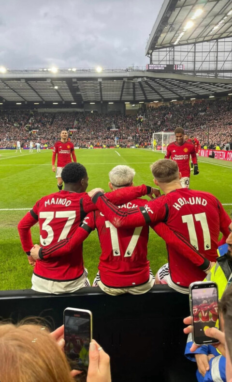 BLINKSKUDD: Alejandro Garnacho, Rasmus Højlund og Kobbie Mainoo satte seg rett foran United-fansen.