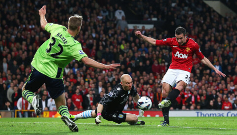 Robin van Persie skyter Manchester United til ligagull.