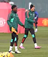 Kobbie Mainoo og Raphaël Varane på trening.