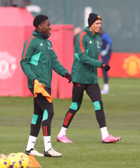 Kobbie Mainoo og Raphaël Varane på trening.