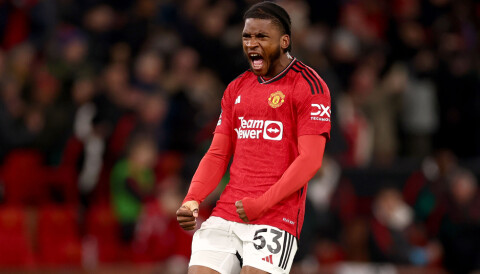 DEN BESTE FOTBALLOPPLEVELSEN: Willy Kambwala feirer 3-2-seieren mot Aston Villa. Willy Kambwala jubler etter 3-2-seieren mot Aston Villa, 26. desember 2023.