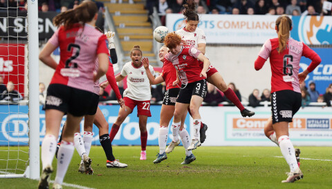 Rachel Williams stiger til værs og stanger ballen i mål mot Southampton i FA-cupen.