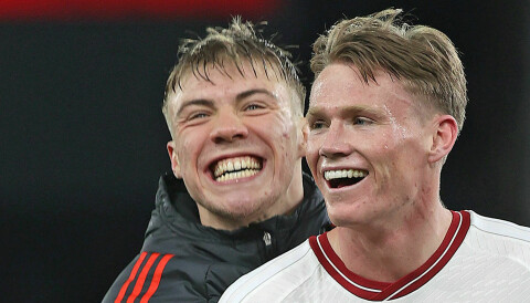 Rasmus Højlund og Scott McTominay smiler og er glade etter seieren mot Aston Villa.