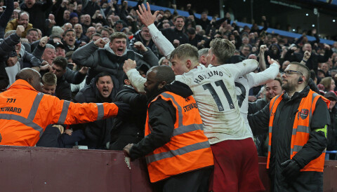 United-spillerne feirer med fansen etter Scott McTominays 2-1-mål mot Aston Villa.