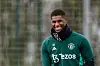 Marcus Rashford smiler stort under trening.