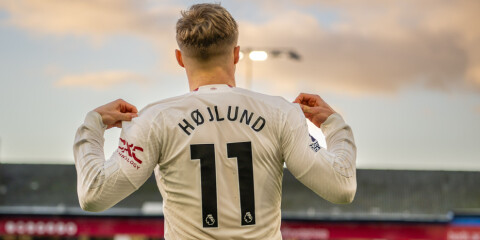 Rasmus Højlund feirer en scoring mot Luton.