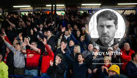 United-fans mot Luton, med Andy Mitten innfelt i bildet.
