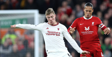 Til deg som søkte om billetter til United-Liverpool: Trekning i dag Højlund i duell med Van Dijk under en tidligere kamp mot Liverpool.