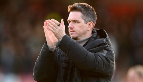 Marc Skinner applauderer fansen etter 1-1 borte mot West Ham, 3. mars 2024.