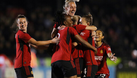 Manchester United Women feirer Lisa Naalsunds mål mot Brighton i FA-cupkvartfinalen.