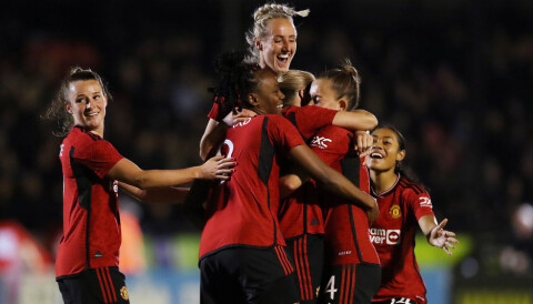 Manchester United Women feirer Lisa Naalsunds mål mot Brighton i FA-cupkvartfinalen.