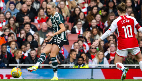 Millie Turner slår en pasning mot Arsenal Women på Emirates Stadium, 17. februar 2024. Kim Little ser på.