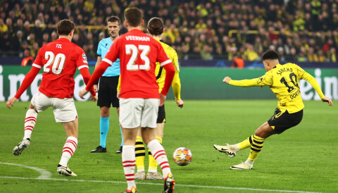 Jadon Sancho scorer 1-0-målet i Dortmunds Champions League-åttendedelsfinalekamp mot PSV, 13. mars 2024.