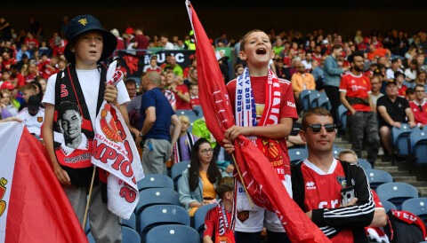 Supportere med flagg på Murrayfield i forbindelse med Uniteds treningskamp mot Lyon der, 19. juli 2023.