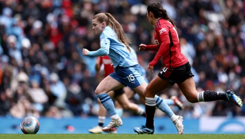 Manchester Citys Jess Park løper med ballen med Manchester Uniteds Katie Zelem hengende på slep, 23. mars 2024.