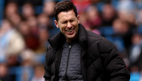 Manchester City Women-manager Gareth Taylor smiler og ler på sidelinjen under derbyet mot United, 23. mars 2024.