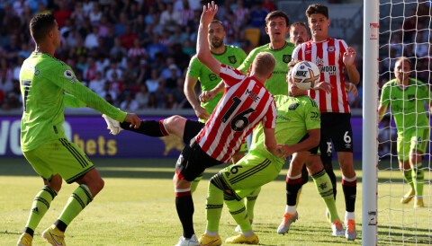 Brentford kjemper inn sitt tredje mål i 4-0-seieren mot United, 13. august 2022.