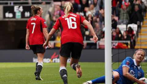 Ella Toone og Lisa Fjeldstad Naalsund feirer førstnevntes 3-1-mål mot Everton Women.