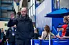 Erik ten Hag ankommer Stamford Bridge med et smil om munnen.